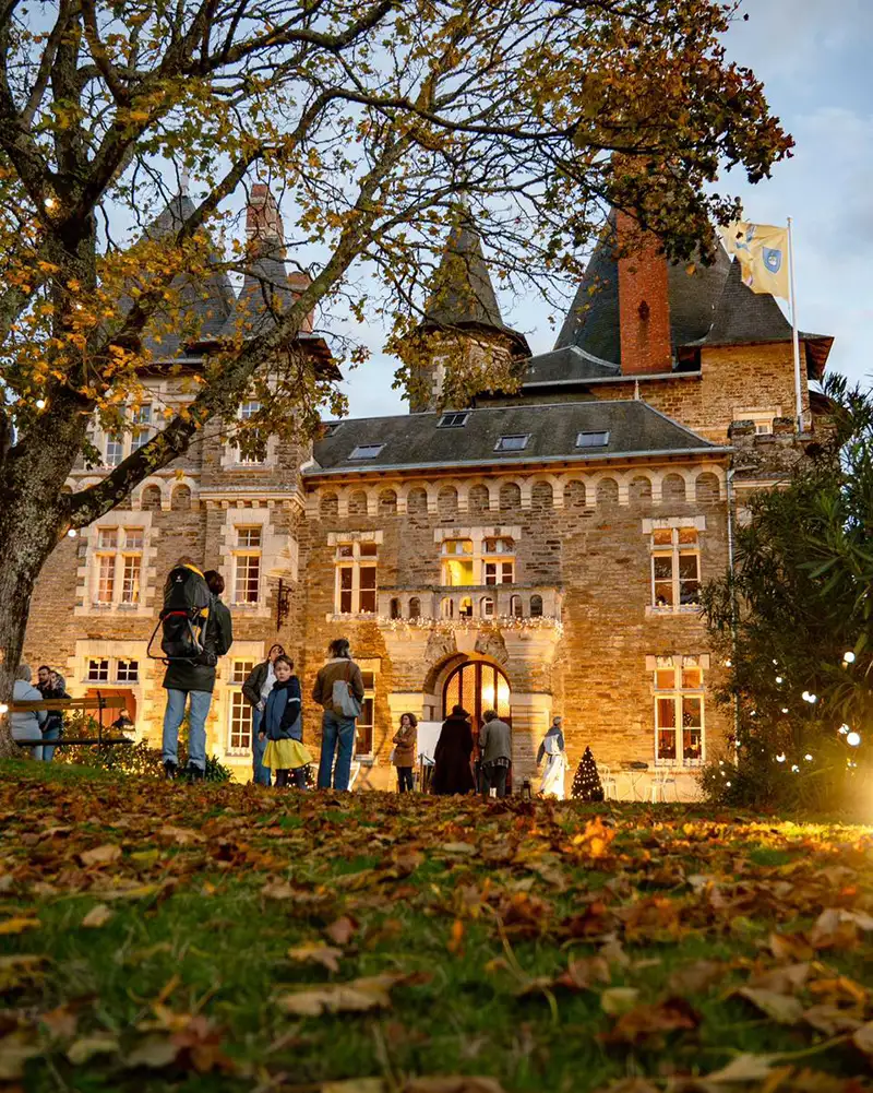 Visiteurs des nocturnes au Château de Pornic